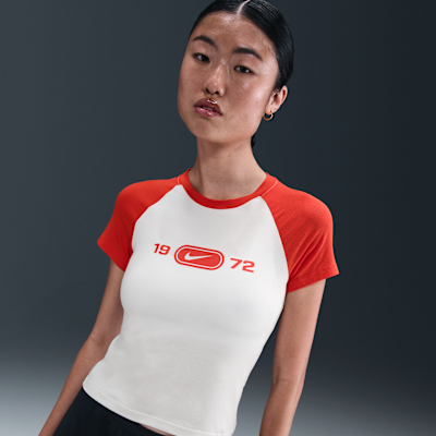 ★ Nike★ Sportswear Chill Knit Slim Graphic T-Shirt W Blue Nike Sportswear Chill Knit Women's Slim Graphic T-Shirt